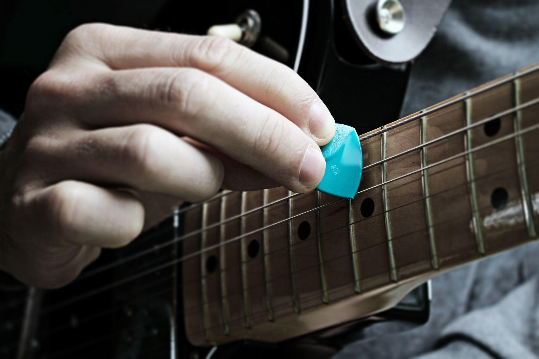 Learning Blues Guitar: The 5 Essential Techniques Every Beginner Must Master First