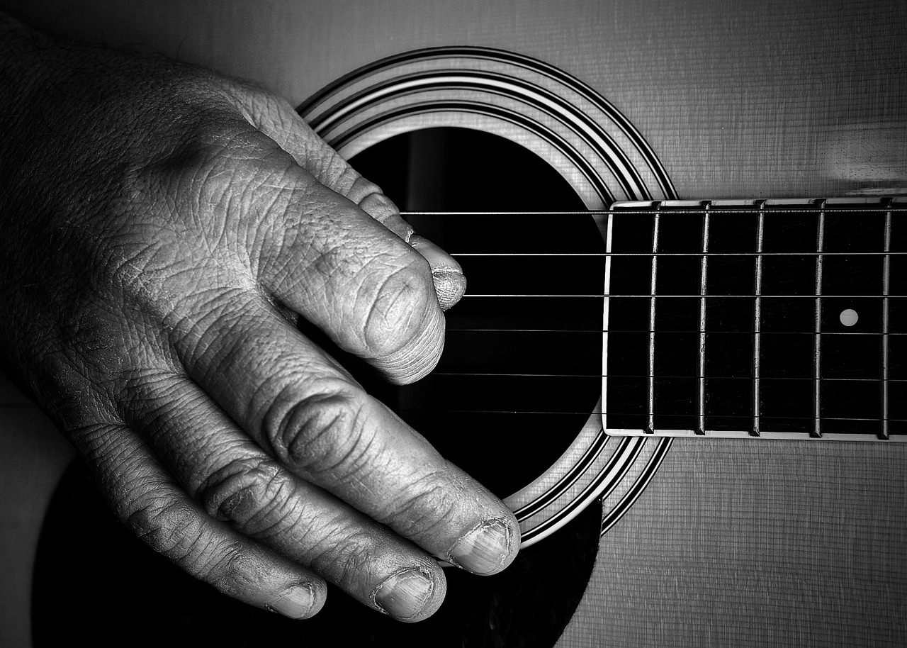 Fingerpicking Guitar in 2026: The Honest Guide for Players Who Only Know Strumming