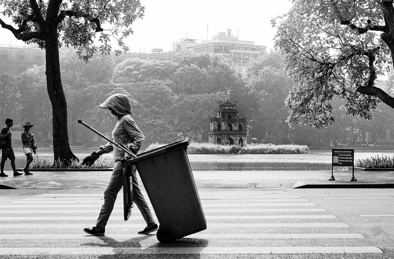 Street Photography: The Honest Beginner Guide to Getting Over Your Fear and Getting the Shot
